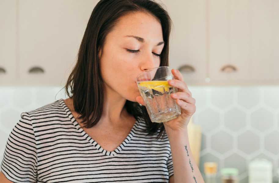 Lemon-water-morning-drinking-female-healthy--e1543939057212