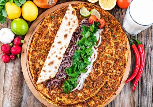 شام امشب با من:  دنیای طعم‌های ترکیه‌ای با پیتزای گوشت و ادویه!