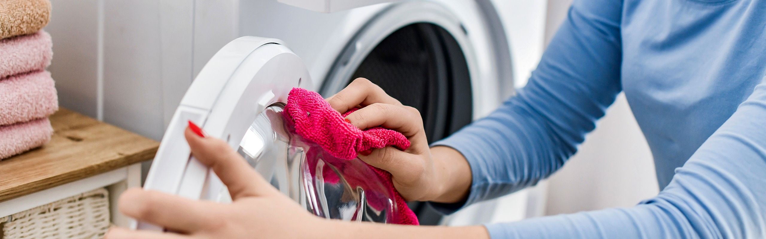 لباسشویی‌تان بوی بد می‌دهد؟ میکروب‌ها در کمین لباس‌های شما هستند!