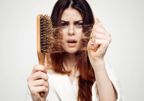 چرا موهایمان می‌ریزد؟ دلایل اصلی و راهکارهای درمان ریزش مو را بشناسید