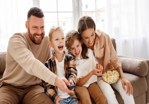 راهنمای انتخاب فیلم مناسب برای شب‌های خانوادگی + پیشنهادات ویژه