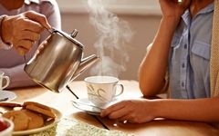 خطرات پنهان در فنجان: ماجرای قدیمی نوشیدن چای داغ و سرطان!