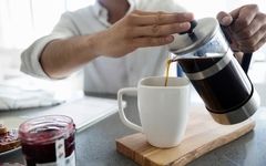 چه مقدار قهوه برای بیدار ماندن کافی است و بهترین زمان نوشیدن آن چه وقت است؟