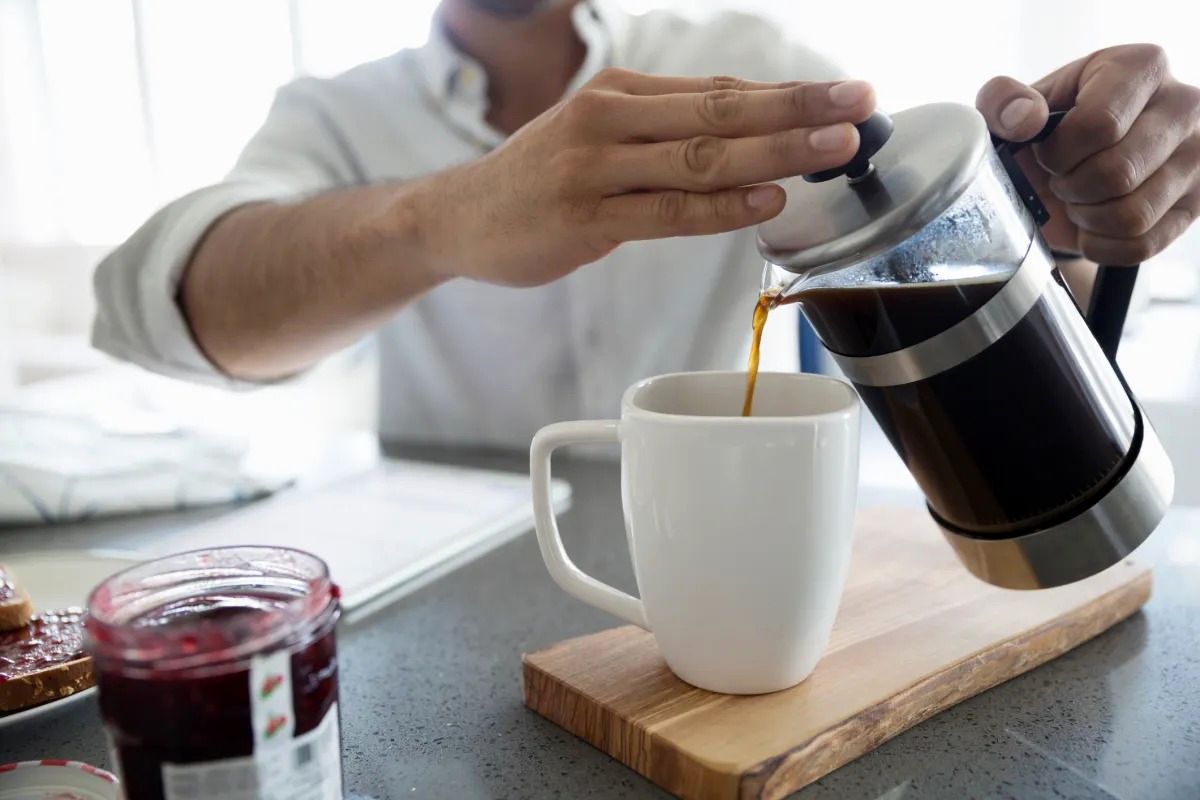 چه مقدار قهوه برای بیدار ماندن کافی است و بهترین زمان نوشیدن آن چه وقت است؟