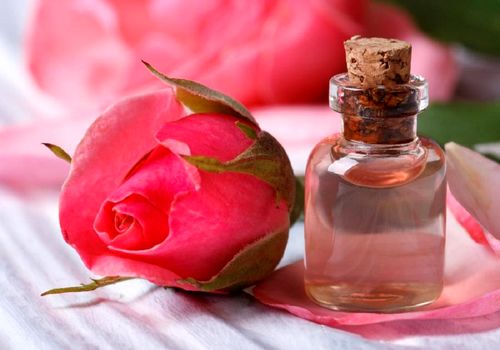 راز جوانی و سلامتی در یک بطری: 16 خاصیت شگفت‌انگیز گلاب که تا به حال نمی‌دانستید!