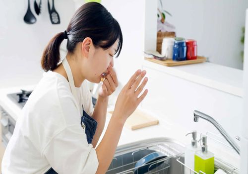بوی فاضلاب آشپزخانه شما را کلافه کرده؟ این راهکارها را امتحان کنید!