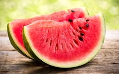 روش‌های تشخیص هندوانه قرمز، شیرین و آبدار: ۸ راه برای انتخابی بی‌نقص!