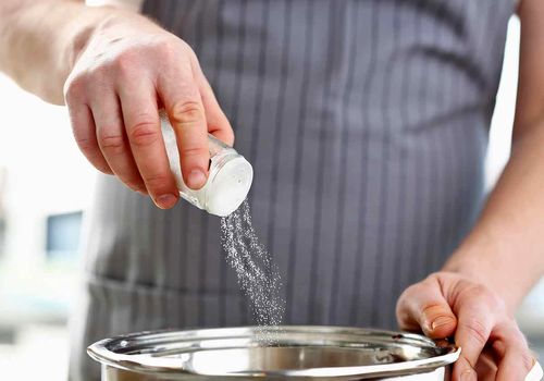  نمک زیاد ریختی؟ نگران نباش! راهکارهای ساده برای رفع شوری غذا