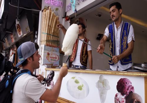ویدیو: بستنی فروش استانبولی مشتریاش رو سر کار میذاره!