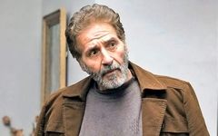 لحظه‌های پر از احساس ابوالفضل پورعرب در کنار پسرش پوریا در مراسم مادرش!