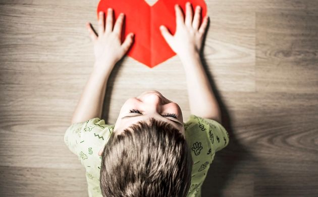 زخم‌های پنهان: ۷ نشانه از کمبود محبت در دوران کودکی