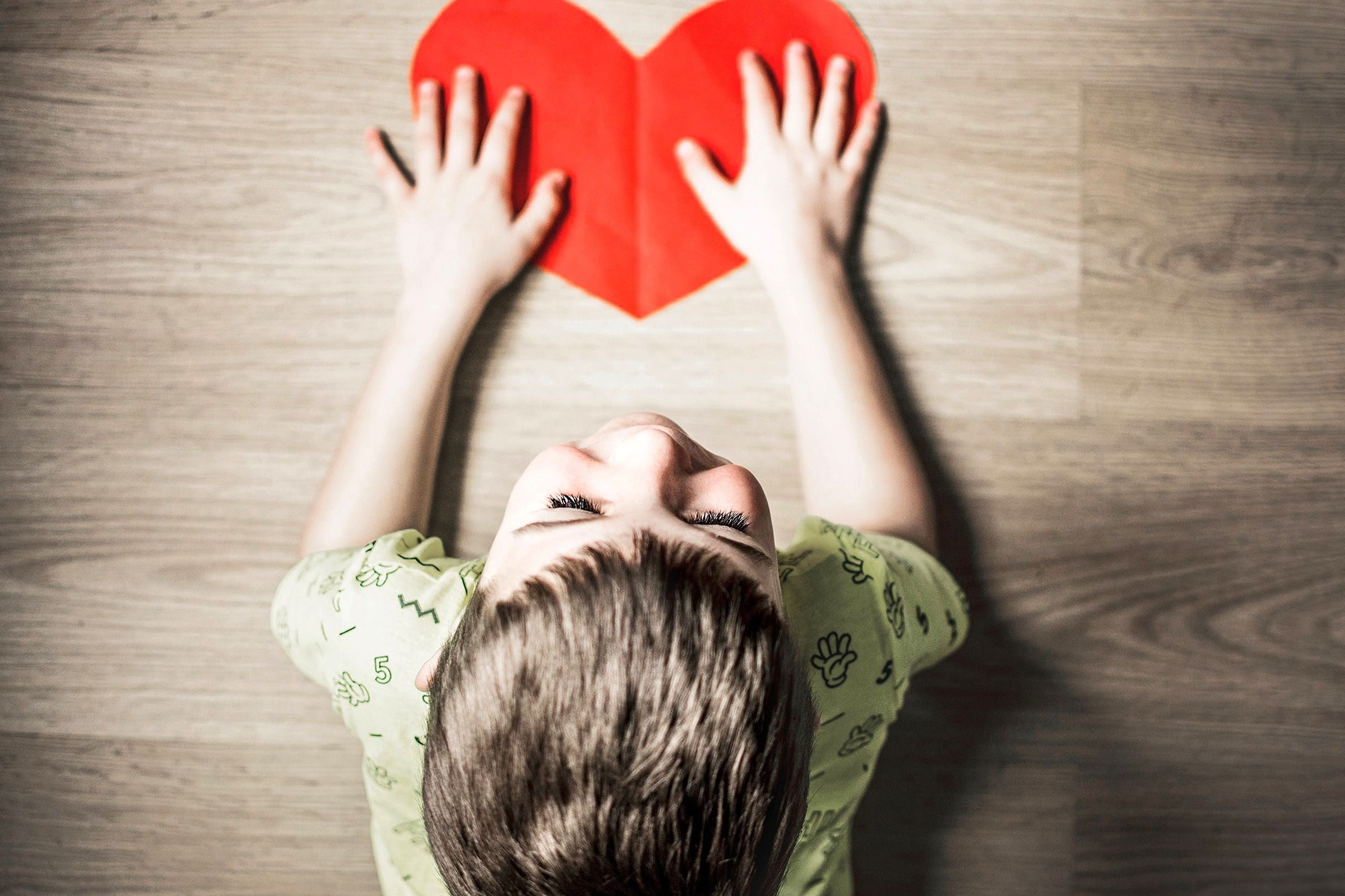 زخم‌های پنهان: ۷ نشانه از کمبود محبت در دوران کودکی