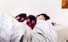 عاشق خوابیدن با جورابی یا برات غیر قابل تحمله؟! به نظر شما کدومش بهتره؟!