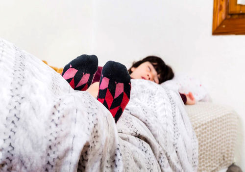 عاشق خوابیدن با جورابی یا برات غیر قابل تحمله؟! به نظر شما کدومش بهتره؟!