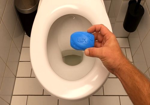 ویدیو: اگه یه قالب صابون رو تو توالت فرنگی بندازیم، چی میشه؟