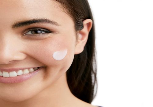 آرایش طبیعی و سلامت پوست: ضد آفتاب رنگی یا کرم پودر؟