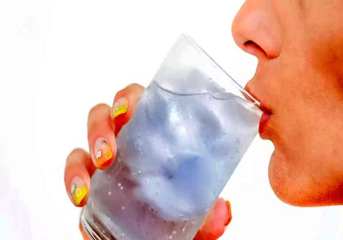 نوشیدن آب سرد در تابستان: فواید و مضرات