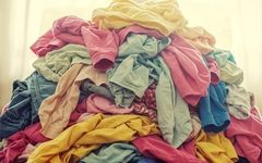 با این 7 اشتباه رایج در شستن لباس‌ها، عمر آن‌ها را کوتاه کنید!