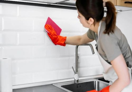 ترفندهای خانه تکانی: پاک کردن لکه‌های چربی از روی سطوح آشپزخانه با مواد طبیعی و در دسترس