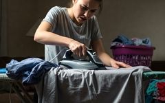 با این ترفندها، اتوکشی لباس‌ها دیگر عذاب‌آور نیست! تکنیک‌های حرفه‌ای و آسان