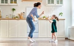 خانه‌تکانی: چگونه با کمترین زحمت و هزینه، کابینت‌های آشپزخانه را برق بیندازیم؟!