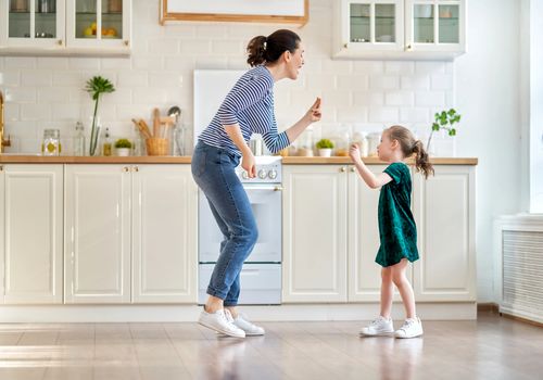 خانه‌تکانی: چگونه با کمترین زحمت و هزینه، کابینت‌های آشپزخانه را برق بیندازیم؟!