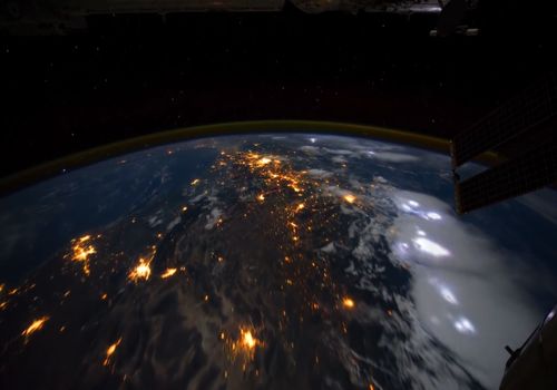 ویدیو: می‌دونی از تو فضا چه چیزایی رو میشه روی زمین دید؟