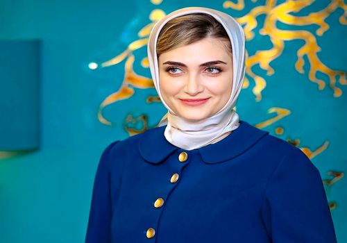 ژست‌های متفاوت از الناز ملک «سیمای زخم کاری» در جشنواره فجر