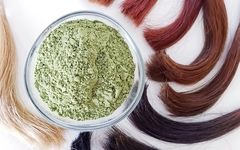 موهایتان را در خانه با حنا و زعفران رنگ کنید: زیبایی طبیعی و بدون آسیب شیمیایی!