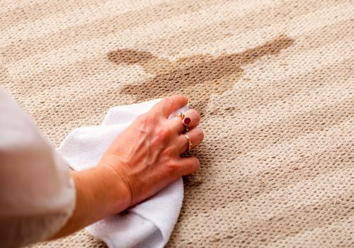 هر کاری میکنی لکه‌های روی فرش تمیز نمیشن؟ راز لکه‌زدایی فرش با یک قرص ساده!