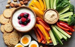 فراتر از سیب و موز: ایده‌های خلاقانه برای میان‌وعده‌های سیرکننده!