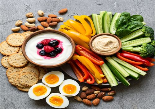 فراتر از سیب و موز: ایده‌های خلاقانه برای میان‌وعده‌های سیرکننده!