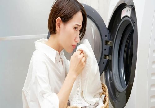 چرا لباس‌هایم در ماشین لباسشویی تمیز نمی‌شوند؟! 8 دلیل رایج+راه‌حل