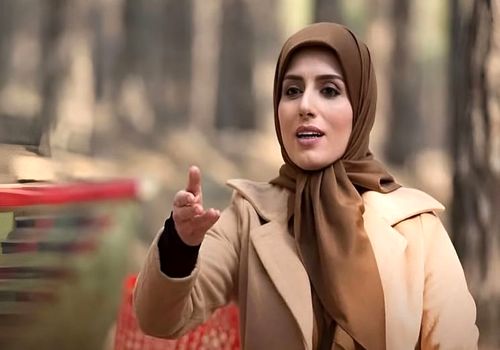 ژست‌ خاص رها خدایاری «بازیگر سریال لحظه گرگ و میش» در اکران مرجان سوژه عکاسان شد!