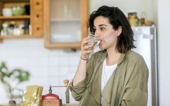 فواید شگفت‌انگیز نوشیدن آب قبل از غذا!