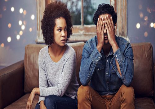 رازهای یک رابطه عاشقانه در جمع: چگونه با همسرتان در جمع رفتار کنید؟