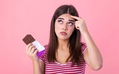 آیا شکلات باعث ایجاد آکنه می‌شود؟ باورهای غلط در مورد جوش صورت