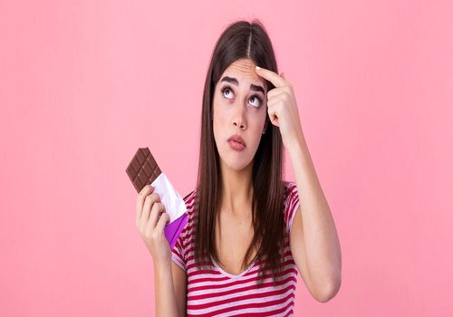 آیا شکلات باعث ایجاد آکنه می‌شود؟ باورهای غلط در مورد جوش صورت