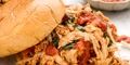 شام امشب با من: طعم خانگی و سریع؛ طرز تهیه ساندویچ مرغ ریش‌ریش