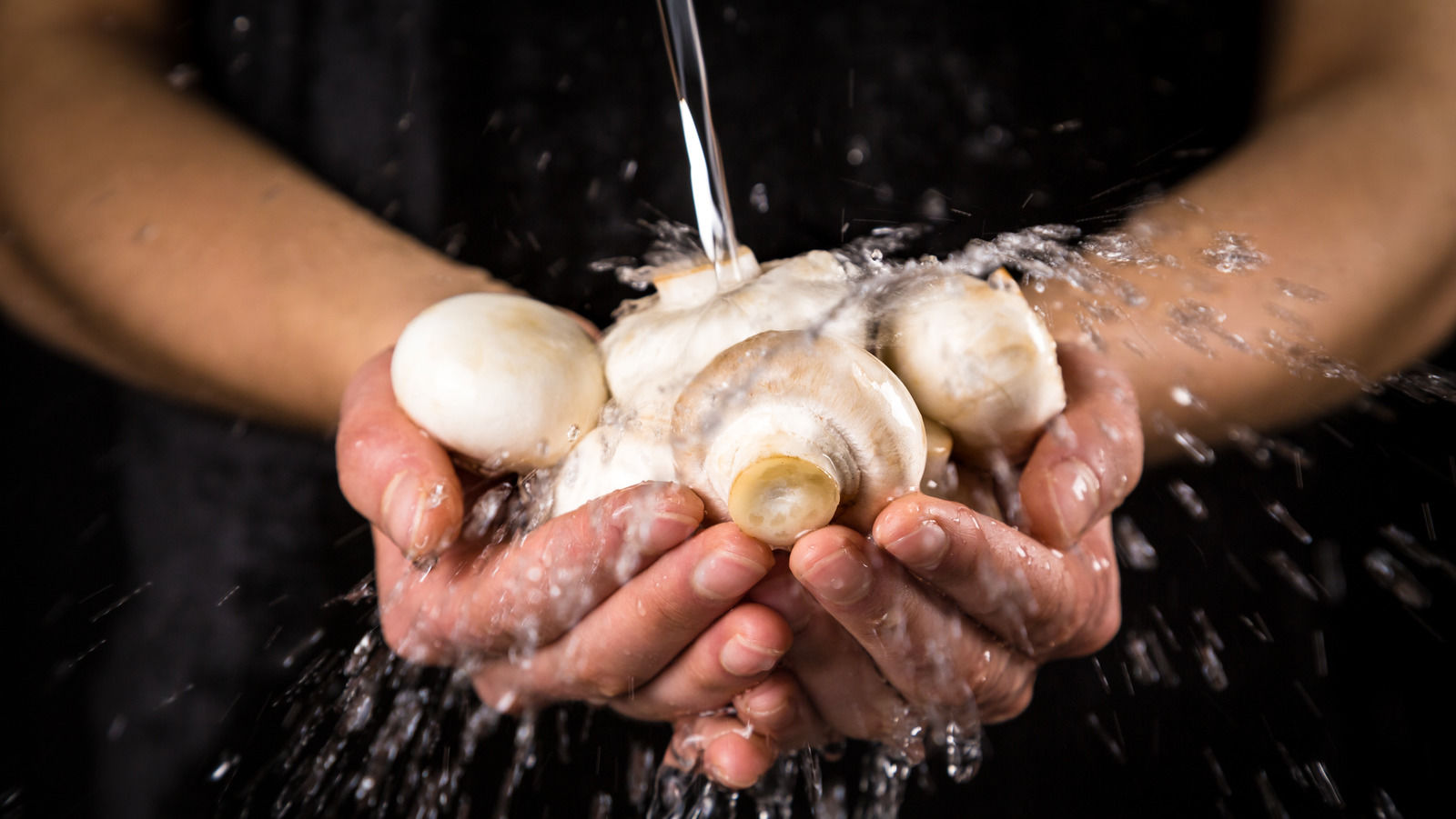 ترفند جادویی برای شستن سریع قارچ‌ها و سفید نگه داشتن آن‌ها!