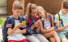 موبایل ممنوع تا هشتم: ۵ دلیل برای به تعویق انداختن دادن گوشی به کودکان