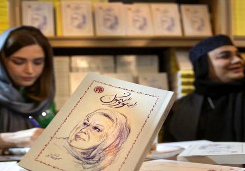 درخشش بهنوش طباطبایی در نمایشگاه کتاب تهران؛ هم استایل تماشایی، هم گامی برای کتاب‌خوانی!