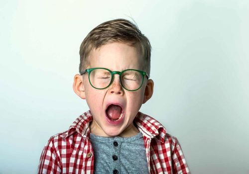 تیک عصبی در کودکان: این حرکات و صداهای غیرارادی نیاز به درمان دارند!