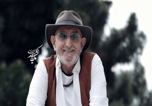 قابی عاشقانه؛ بوسه فرهاد آئیش بر دستان همسرش!