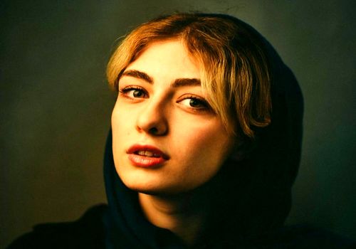 الیکا ناصری، ستاره گردن زنی، با ژستی متفاوت در پشت صحنه تئاتر «مسخره بازی‌های قبل اجرا!»
