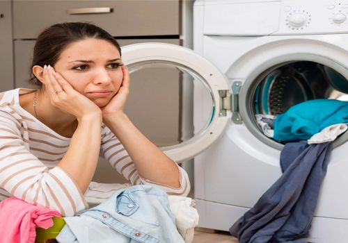 چرا لباس‌ها بعد از شستن با لباسشویی بو می‌گیرند؟