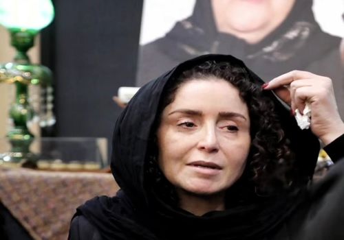 اشک‌های ژاله صامتی بر مزار مادر + عکس‌های هنرمندان
