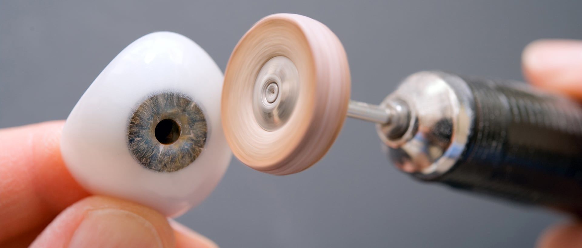 پروتز چشم مصنوعی متحرک چیست و چگونه کار می‌کند؟