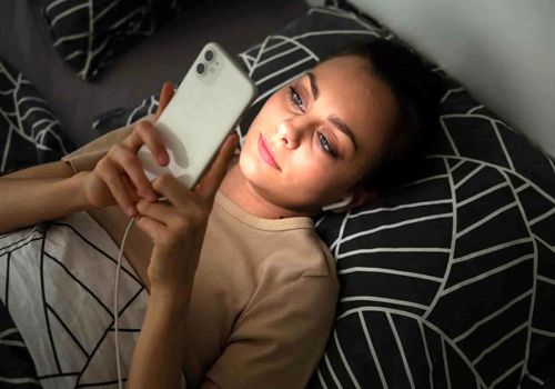 اسارت در تاریکیِ دیجیتال: چگونه از چنگال گوشی قبل از خواب رها شویم؟