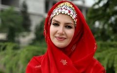 قابی از خاله شادونه «ملیکا زارعی» با عکسی از حرم امام علی (ع)